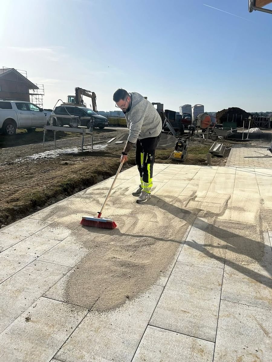 Hausmeisterservice Mayer bei Arbeiten an einer Terrassenfläche