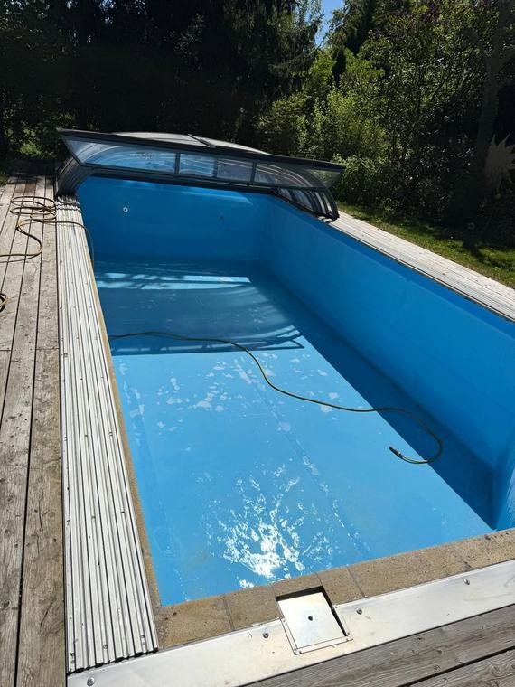 Gereinigtes und gefülltes Schwimmbecken nach der Arbeit